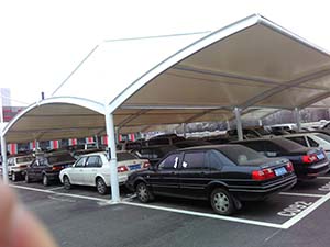 鋼<font color='red'>膜結(jié)構(gòu)車棚</font>特點(diǎn)，怪不得越來越多人選擇！(圖文)