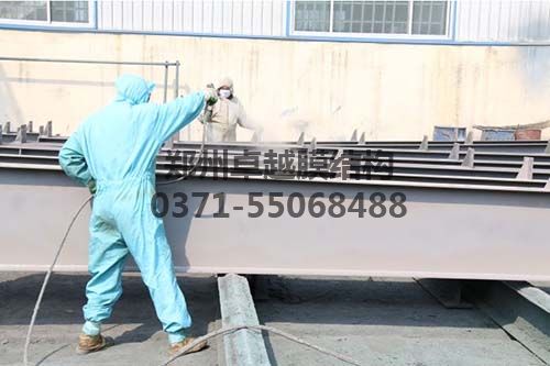 工人在對鋼結(jié)構(gòu)進(jìn)行防腐作業(yè)