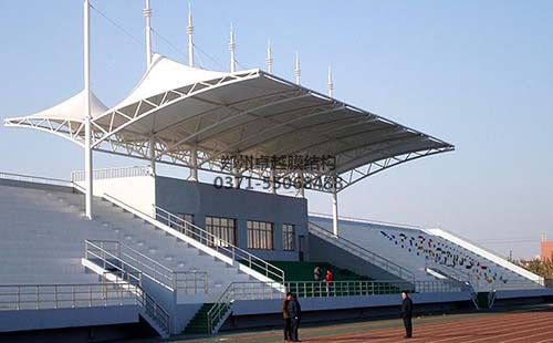 某學(xué)校的膜結構看臺實(shí)拍圖
