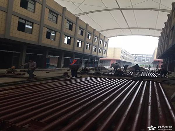 日照市膜結(jié)構(gòu)商場(chǎng)頂蓋【生產(chǎn)廠家】日照市步行街入口大門膜結(jié)構(gòu)遮陽棚公司