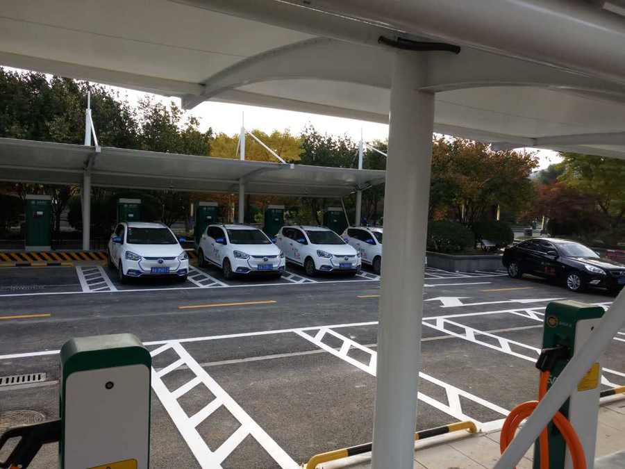 七字型的汽車(chē)停車(chē)棚，也是汽車(chē)蓬里，使用比較多的一款造型