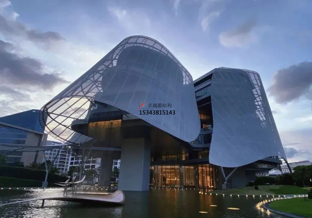 優(yōu)雅而懸浮，PTFE膜結(jié)構(gòu)外立面建筑